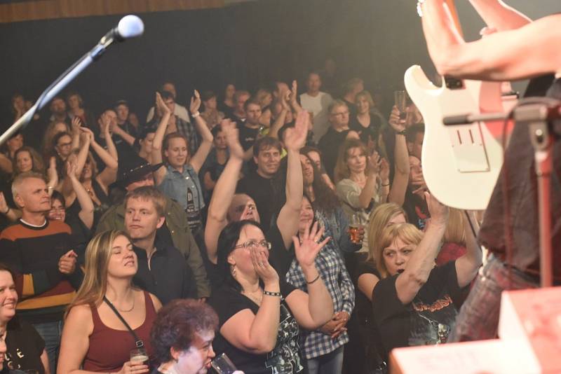 První z letošních výročních koncertů ke čtyřicetinám kapely Telegraf se uskutečnil předposlední dubnovou sobotu v sále Městského společenského domu v Kolíně.