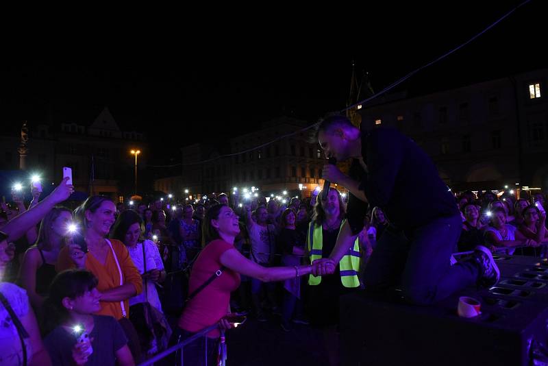 Kolínské kulturní léto: z koncertu Lazy Brass, Pokáče a Migu 21 na Karlově náměstí v Kolíně.