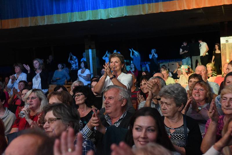 Z koncertu zpěváka Jakuba Smolíka ve velkém sále Městského společenského domu v Kolíně.