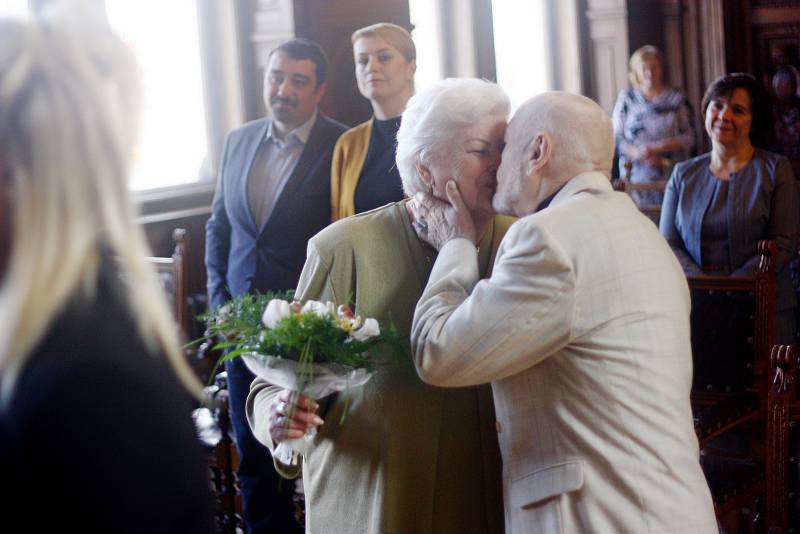 Marie a Stanislav Pokorných oslavili zlatou svatbu. Svůj manželský slib obnovili po padesáti letech v sobotu v obřadní síni kolínské radnice před oddávajícím Janem Horou.