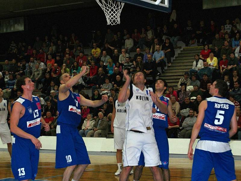 Z utkání 22. kola Mattoni NBL, BC Kolín - USK Praha (76:74).