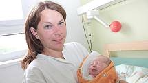 Veronika Chloupková se narodila 13. května 2010, kdy měřila 49 centimetrů a vážila 3200 gramů. S rodiči Ivanou a Martinem Chloupkovými zamíří domů do Němčic za tříletou sestrou Adélkou.