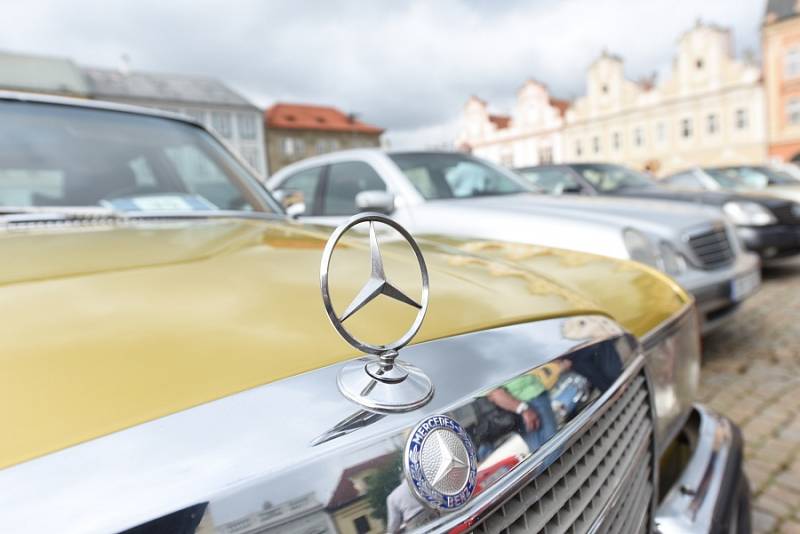 Majitelé vozů značky Mercedes-Benz se sešli po třiatřicáté a auty zaplnili kolínské Karlovo náměstí.