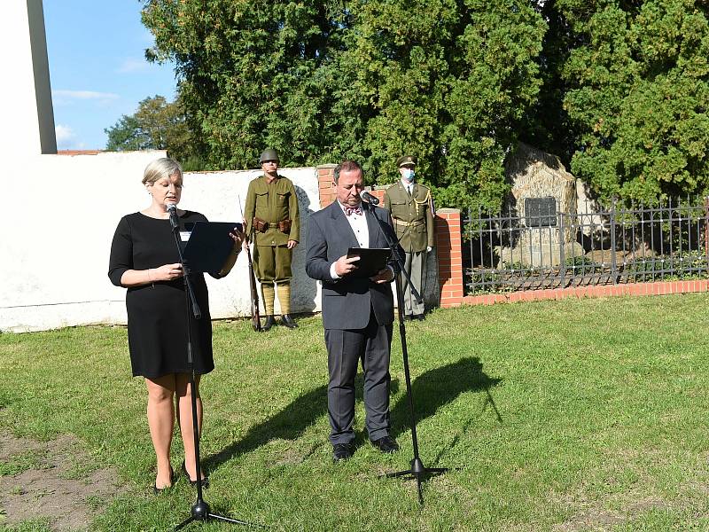 Z pietního aktu na počest kolínského rodáka, štábního kapitána Václava Morávka v Lošanech.