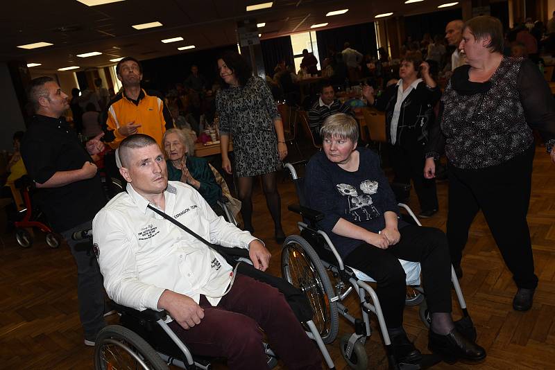 Podzimní ples pro osoby se zdravotním postižením ve velkém sále Městského společenského domu v Kolíně.