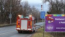 Zásah hasičů v souvislosti s vichřicí na nadjezdu na Zálabí v Kolíně.
