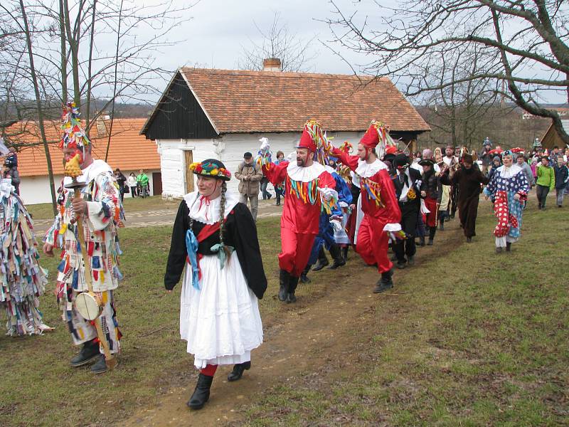 Národopisný pořad na téma lidového masopustu přilákal do skanzenu obrovské množství návštěvníků.