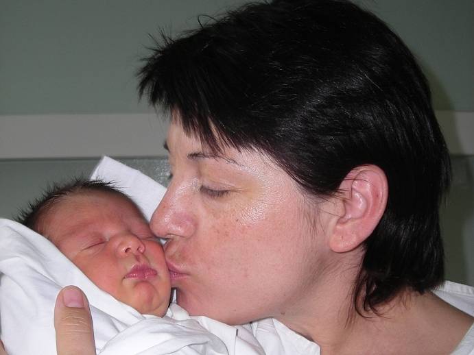Kristýna Ondroušková se narodila 4. října v Kolíně. Vážila 3550 gramů a měřila 49 centimetrů. Doma v Kolíně ji přivítají bráškové Tadeáš a Kryštof, maminka Ilona a tatínek Milan.