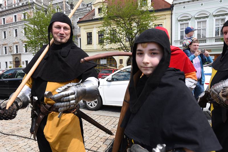 Na jízdárně tentokrát hořela Johanka z Arku, na bojovou vřavu ale také došlo.