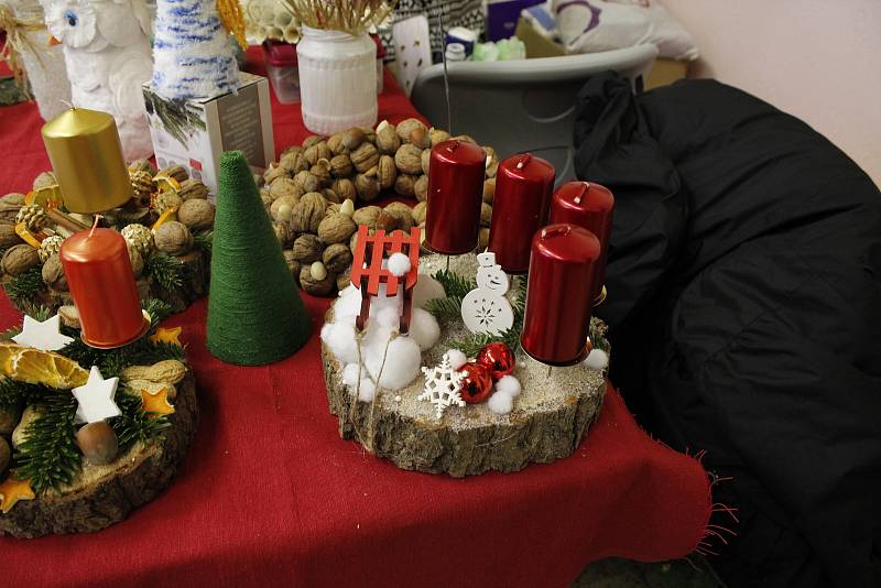 Již 9. ročník adventního jarmarku a festivalu kreativních dílen Andělské zvonění se uskutečnil v budově českobrodského gymnázia.