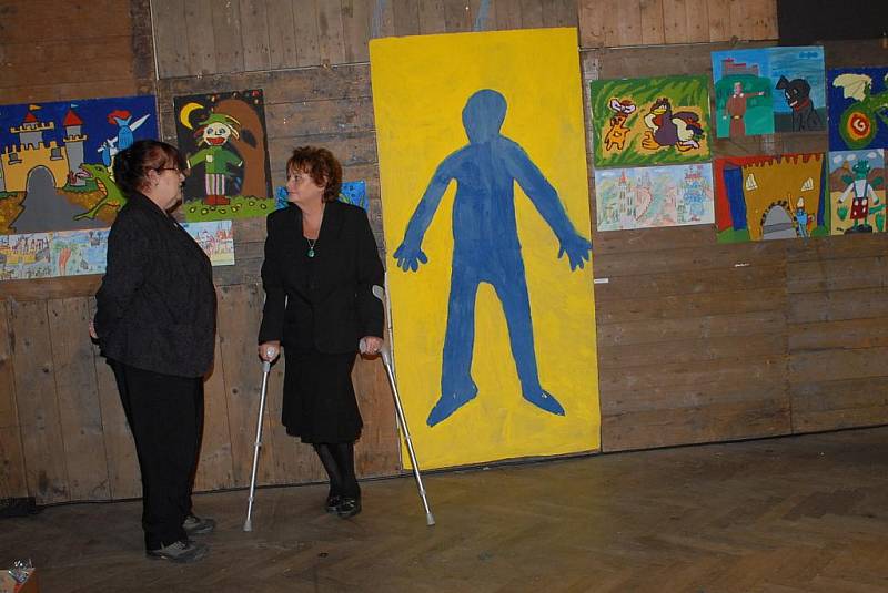 Již po šestnácté se v Kolíně uskutečnila celostátní výstava výtvarných prací handicapovaných dětí nazvaná Radost pořádaná Sdružením pro pomoc mentálně postiženým a Základní školou a Mateřskou školou Kolín ve spolupráci s Městským úřadem a divadlem.