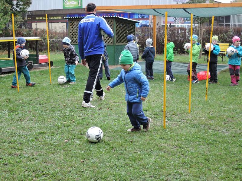 Fotbalisté přišli za dětmi do mateřinky ukázat trénink.