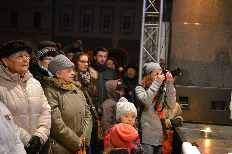 Kolíňáci zaplnili náměstí, aby se podívali na slavnostní rozsvícení vánočního stromu.