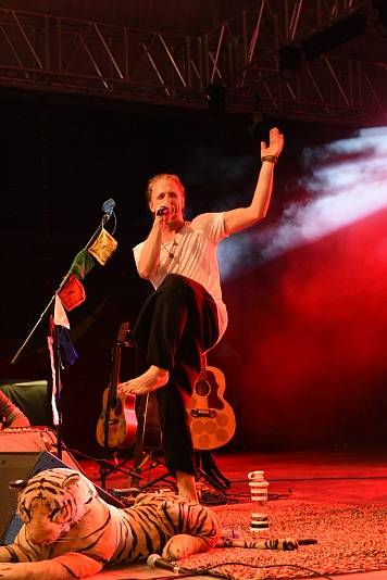 Spojené orchestry, Tomáš Klus, Hana Holišová a dechovkový metal nadchly první festivalový den davy fanoušků.