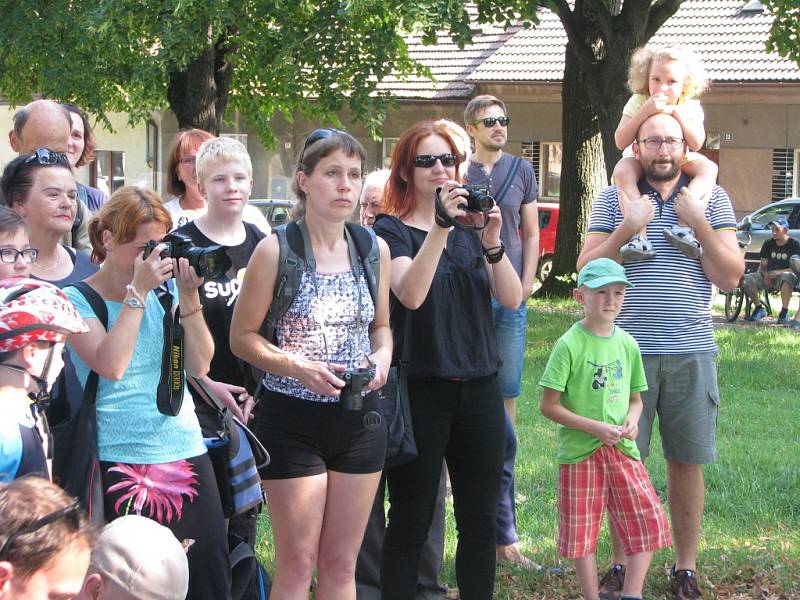 Slavnostní odhalení díla Jana Kubíčka na Husově náměstí v Kolíně