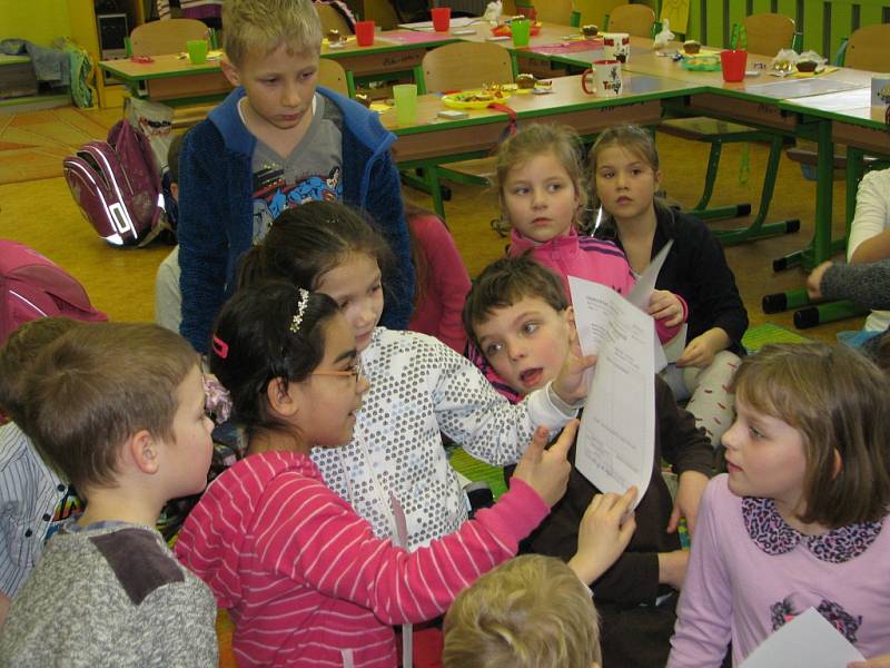 Prvňáčci ze Základní školy Mnichovická Kolín dostávali svá první vysvědčení. Předtím ale museli najít klíč od třídy, který jim schoval skřítek