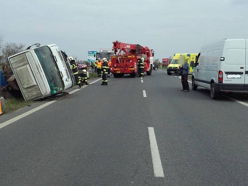 Dopravní nehoda osobního a nákladního automobilu mezi Radimí a Dobřichovem.