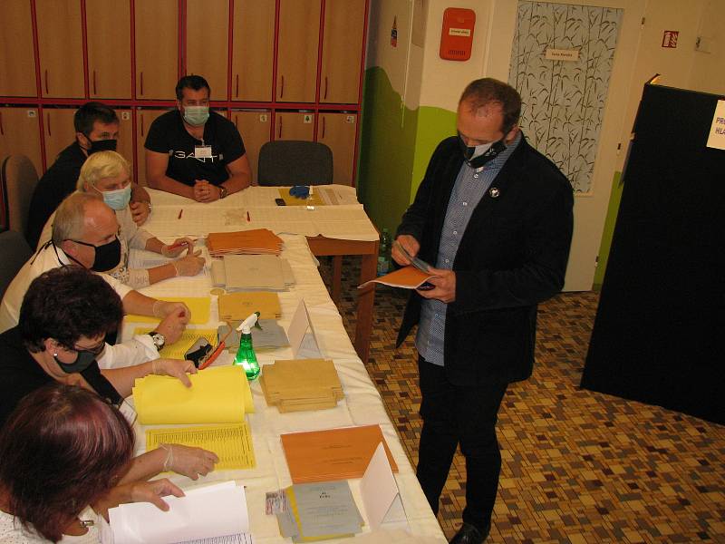 Z voleb 2020, pátek v Mateřské škole Bachmačská Kolín.