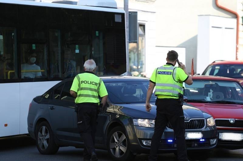 Dopravní nehoda policejního vozu v kolínské ulici Politických vězňů v úterý 14. září 2021.