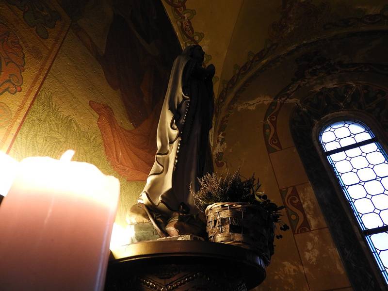 Interirér baziliky Nanebevzetí Panny Marie v Gruntě.
