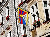 Tibetská vlajka na budově kolínské radnice