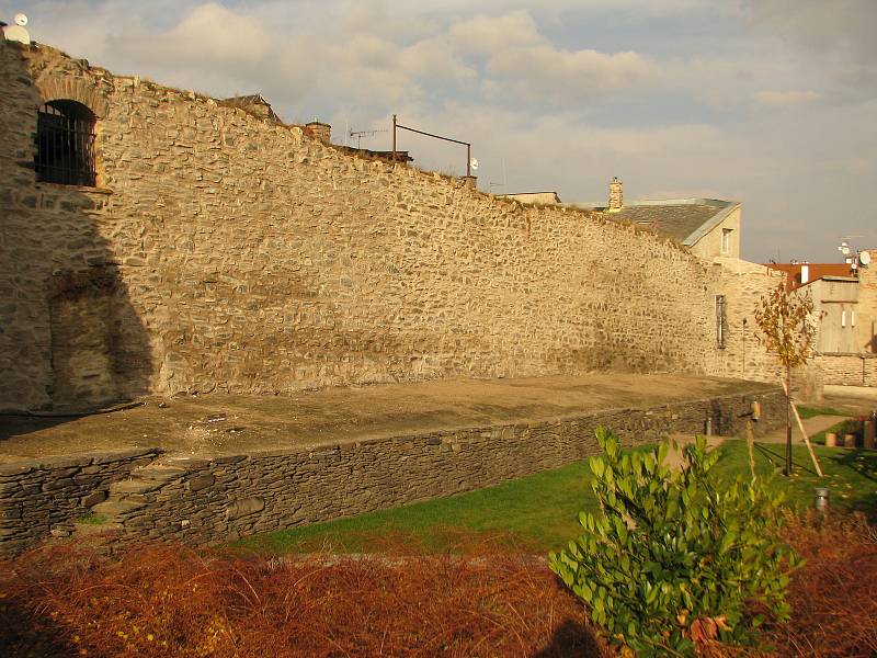 Opravená hradební zeď v severní části parkánu Bartolomějského návrší v Kolíně.