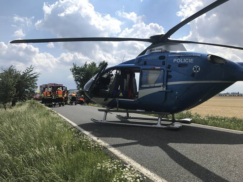 K vážné havárii osobního auta na Kolínsku letěl vrtulník.