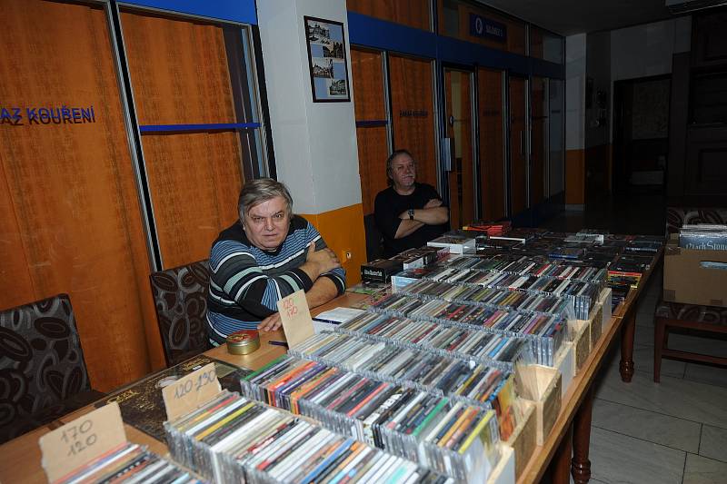 Dvojité setkání sběratelů a prodejců vinylů v Kolíně.