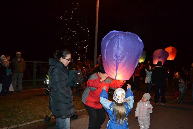 Ve Třech Dvorech rozsvítili strom a vypustili lampiony