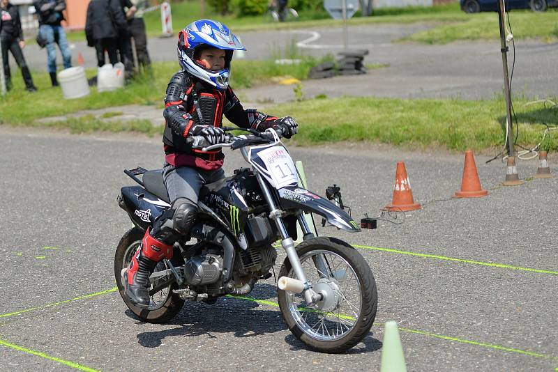 Ze závodů Moto Gymkhana v Kolíně