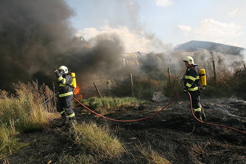 Požár sila na okraji Kouřimi. Černý dým byl vidět několik kilometrů daleko od požáru.