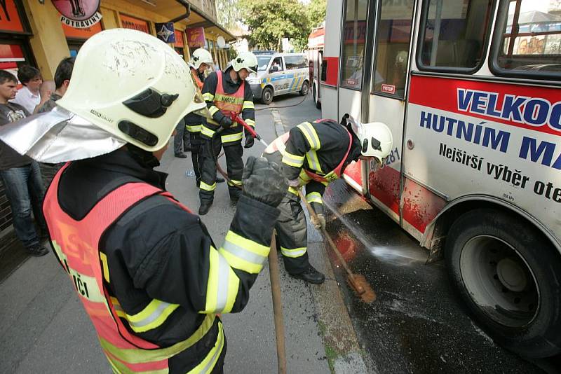 Seniorka skončila v Benešově ulici v Kolíně po koly autobusu