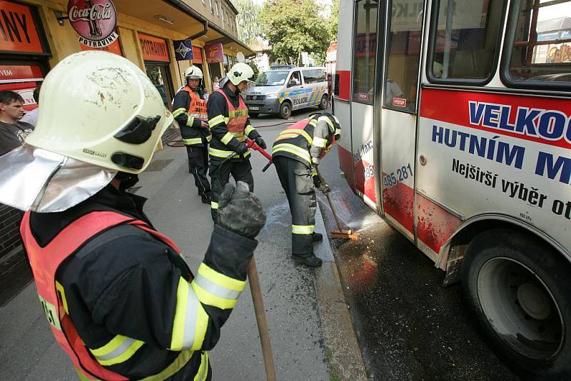 Seniorka skončila v Benešově ulici v Kolíně po koly autobusu