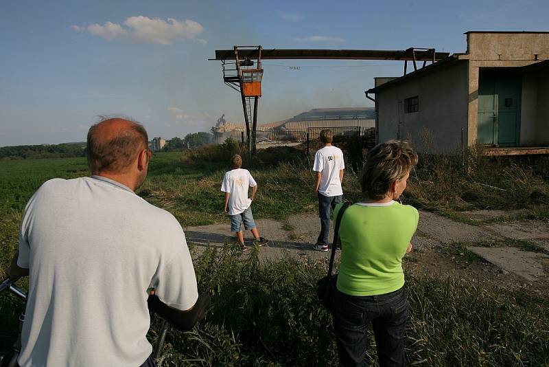 Požár sila na okraji Kouřimi. Černý dým byl vidět několik kilometrů daleko od požáru.