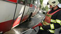 Seniorka skončila v Benešově ulici v Kolíně po koly autobusu