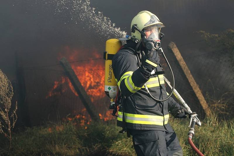 Požár sila na okraji Kouřimi. Černý dým byl vidět několik kilometrů daleko od požáru.