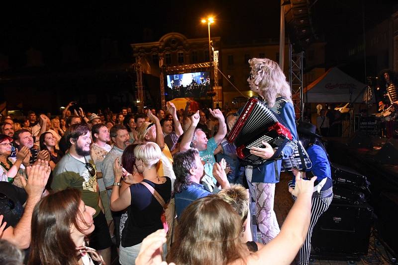 Spojené orchestry, Tomáš Klus, Hana Holišová a dechovkový metal nadchly první festivalový den davy fanoušků.