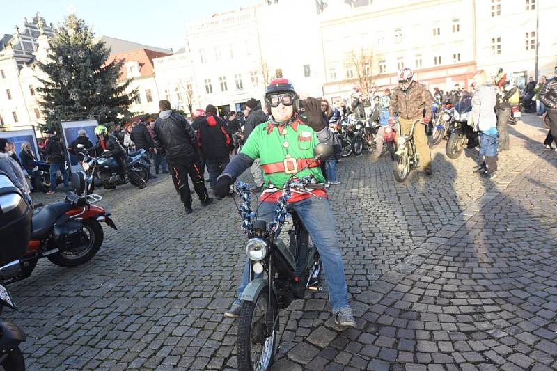 Již po osmnácté letos kolínští motorkáři říkající si Verbež kolínská uspořádali štědrovečerní vyjížďku s tradičním cílem u vánočního stromu na kolínském Karlově náměstí.