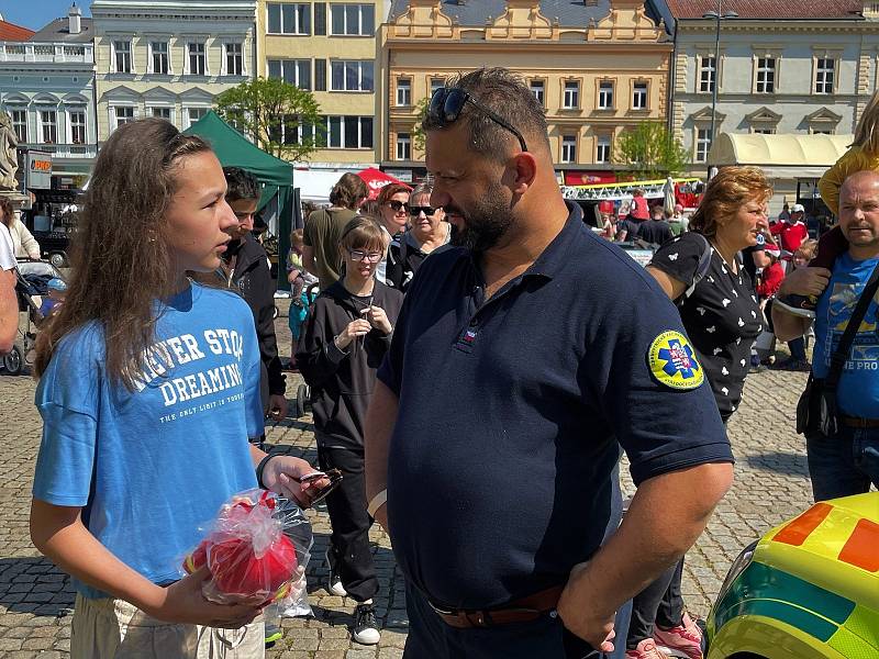 Mladá dívka přišla v rámci Dne záchranářů na Karlově náměstí v Kolíně poděkovat lékaři za záchranu.