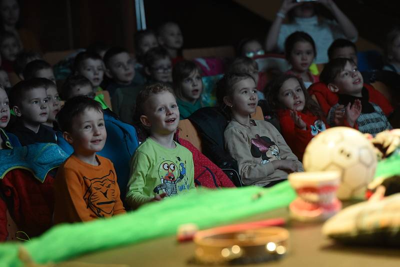 Z představení pro děti z mateřských škol 'Rarášci a zvířátka' ve velkém sále Městského společenského domu v Kolíně.