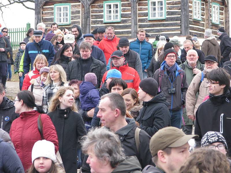 Národopisný pořad na téma lidového masopustu přilákal do skanzenu obrovské množství návštěvníků.