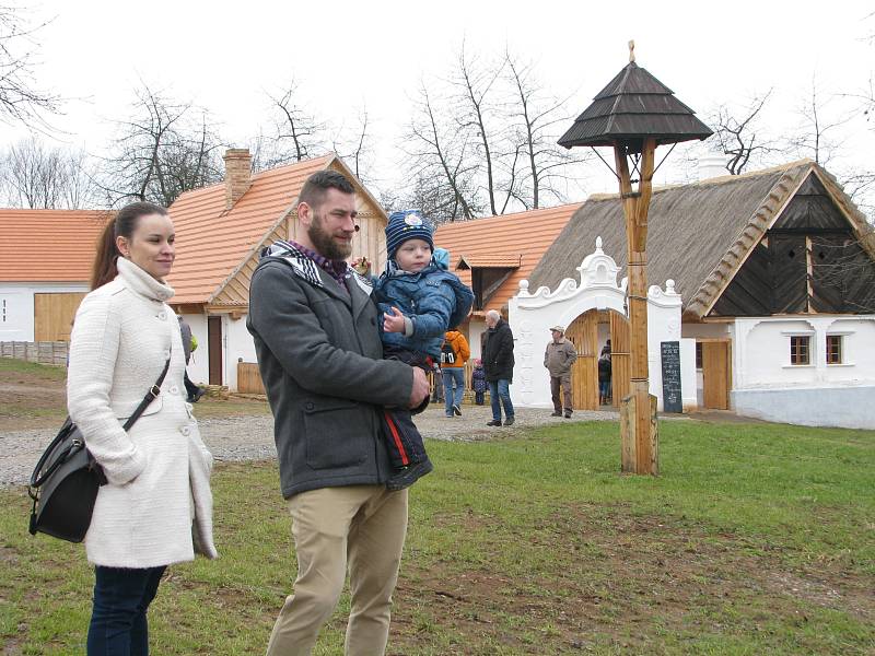 Národopisný pořad na téma lidového masopustu přilákal do skanzenu obrovské množství návštěvníků.