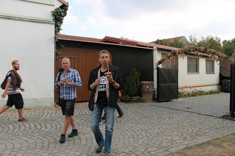 V Polepech se na zahradě Vébrovy restaurace konalo posvícení.