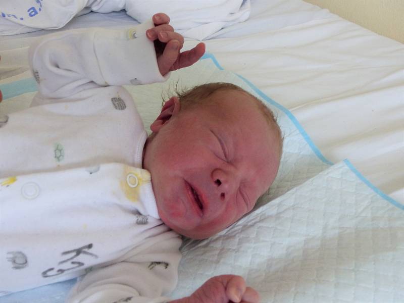 Adam Hurt se narodil 30. dubna 2022 v kolínské porodnici, vážil 3555 g a měřil 51 cm. V Plaňanech se z něj těší maminka Markéta a tatínek Roman.