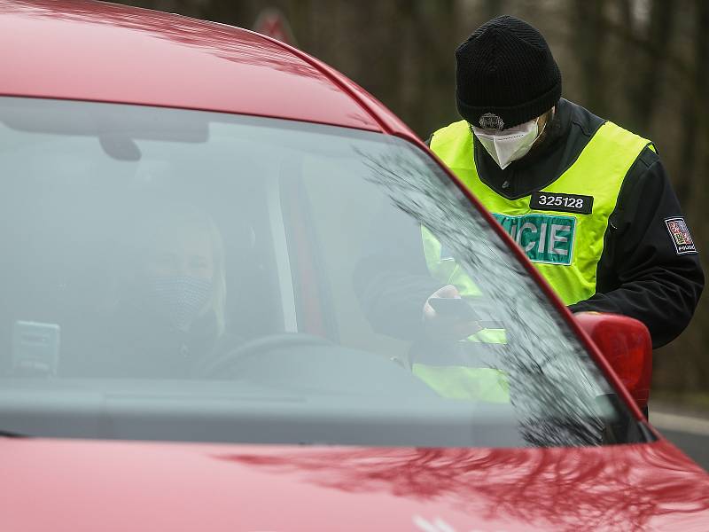 Kontrolní stanoviště policie na odpočívadle mezi obcemi Újezd nad Lesy a Úvaly na silnici I/12.