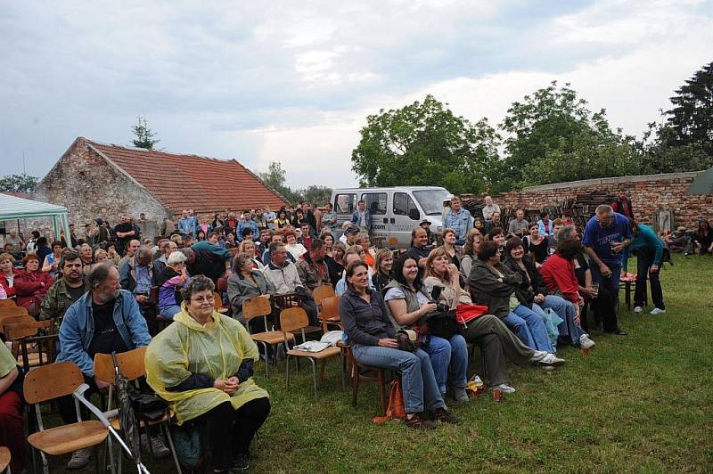 Sborovým zpěvem doprovázeným pouze zvukem dvou kytar bez aparatury končil již 24. ročník folkově – trampsko – country setkání Červenopečecká pecka v zahradě kuželny za sokolovnou v Červených Pečkách. 