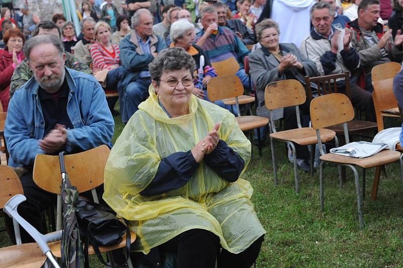 Sborovým zpěvem doprovázeným pouze zvukem dvou kytar bez aparatury končil již 24. ročník folkově – trampsko – country setkání Červenopečecká pecka v zahradě kuželny za sokolovnou v Červených Pečkách. 