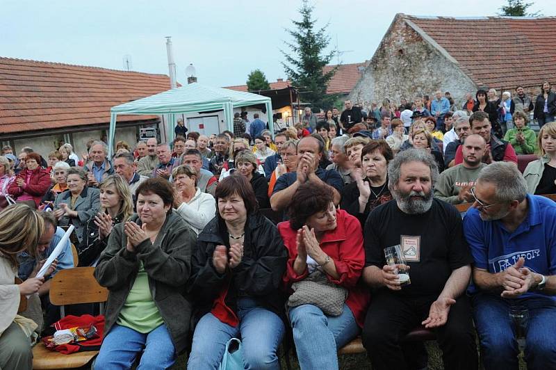 Sborovým zpěvem doprovázeným pouze zvukem dvou kytar bez aparatury končil již 24. ročník folkově – trampsko – country setkání Červenopečecká pecka v zahradě kuželny za sokolovnou v Červených Pečkách. 