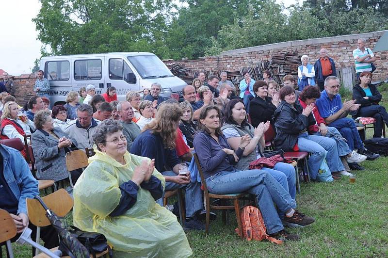 Sborovým zpěvem doprovázeným pouze zvukem dvou kytar bez aparatury končil již 24. ročník folkově – trampsko – country setkání Červenopečecká pecka v zahradě kuželny za sokolovnou v Červených Pečkách. 