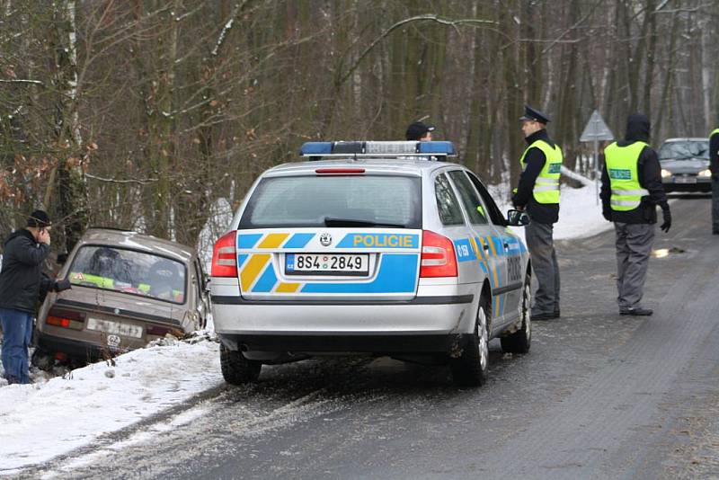 Škodovka skončila ve stromě u Býchor.